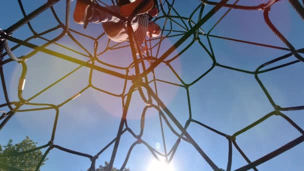 Niños Felices Jugando Divirtiéndose Patio Lindos Niños Divirtiéndose Parque Infantil — Vídeos de Stock