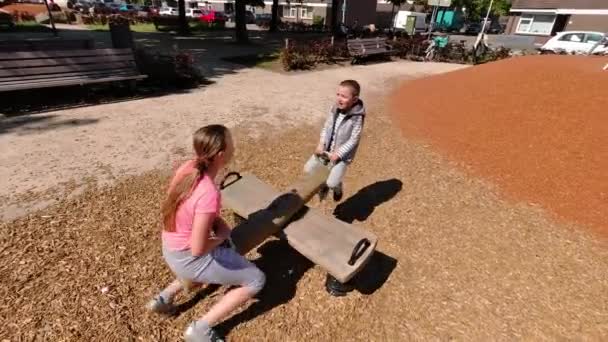 Crianças Felizes Brincando Divertindo Playground Crianças Bonitos Divertindo Campo Jogos — Vídeo de Stock