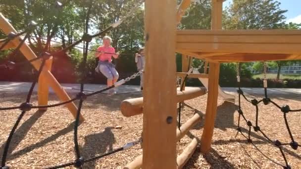 Glückliche Kinder Die Auf Dem Spielplatz Spielen Und Spaß Haben — Stockvideo