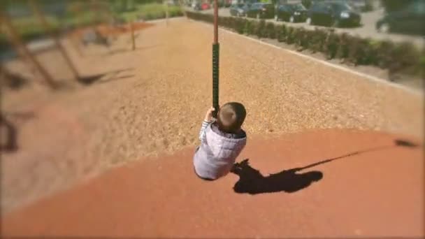 Niños Felices Jugando Divirtiéndose Patio Lindos Niños Divirtiéndose Parque Infantil — Vídeos de Stock