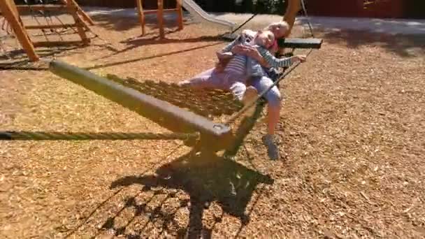 Crianças Felizes Brincando Divertindo Playground Crianças Bonitos Divertindo Campo Jogos — Vídeo de Stock