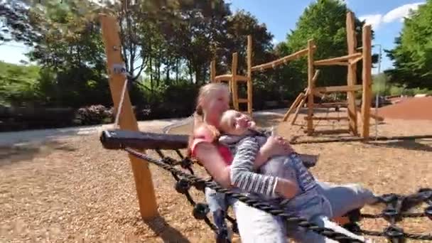 Niños Felices Jugando Divirtiéndose Patio Lindos Niños Divirtiéndose Parque Infantil — Vídeos de Stock