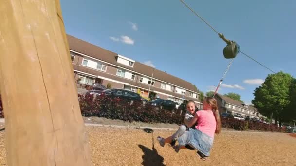 Niños Felices Jugando Divirtiéndose Patio Lindos Niños Divirtiéndose Parque Infantil — Vídeo de stock