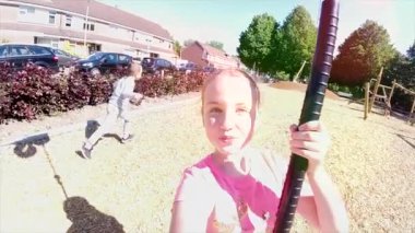  Oyun oynayan ve oyun alanında eğlenen mutlu çocuklar. Sevimli çocuklar oyun alanında eğleniyor.