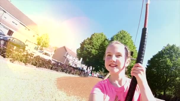 Gelukkige Kinderen Die Spelen Plezier Hebben Speelplaats Leuke Kinderen Hebben — Stockvideo