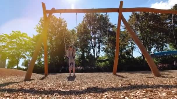 Niños Felices Jugando Divirtiéndose Patio Lindos Niños Divirtiéndose Parque Infantil — Vídeo de stock