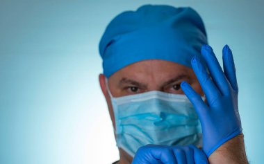 Tıbbi maskeli doktor cerrahi eldivenler takıyor. Seçici odaklanma. Tıbbi, covid-19, Corona Virüsü, hastane konsepti.