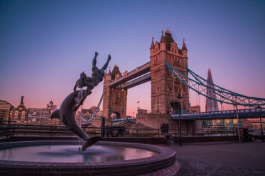 Gün batımında Tower Bridge