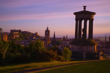 Calton hill ve Dugald Stewart anıt