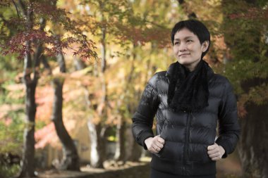 sonbaharda bahçede duran kadın