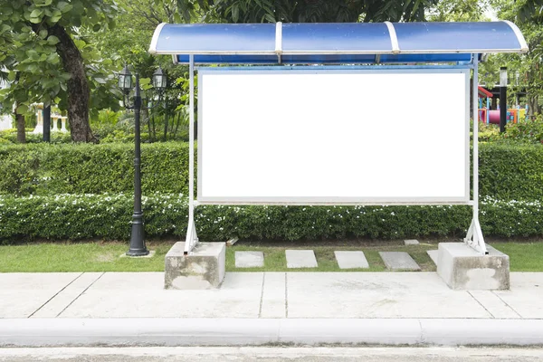 Signe d'arrêt de bus vierge et beau jardin — Photo