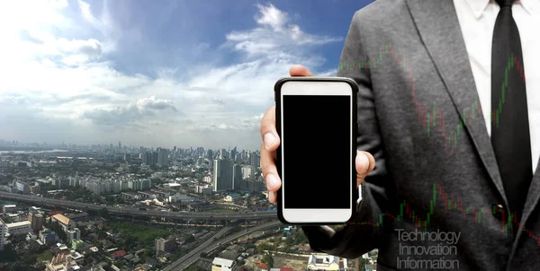 Smartphone a mano con città in background — Foto Stock