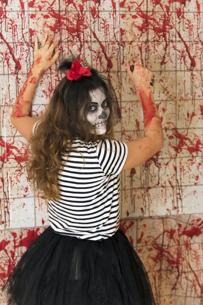 Junges Mädchen bereit, Halloween zu feiern — Stockfoto