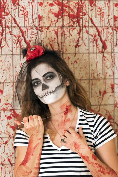 Junges Mädchen bereit, Halloween zu feiern — Stockfoto