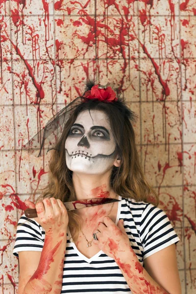 Junges Mädchen bereit, Halloween zu feiern — Stockfoto