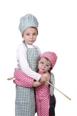 Tahta kaşık ve aşçı kostümü ile küçük çocuk