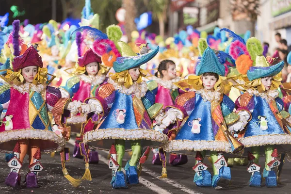 TENERIFE, 25 DE FEBRERO: Personajes y Grupos en el Carnaval — Foto de Stock