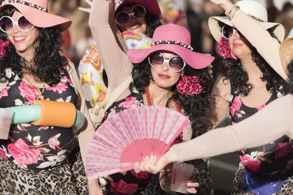 TENERIFE, FEBRUARY 25: Characters and groups in the carnival — Stock Photo, Image