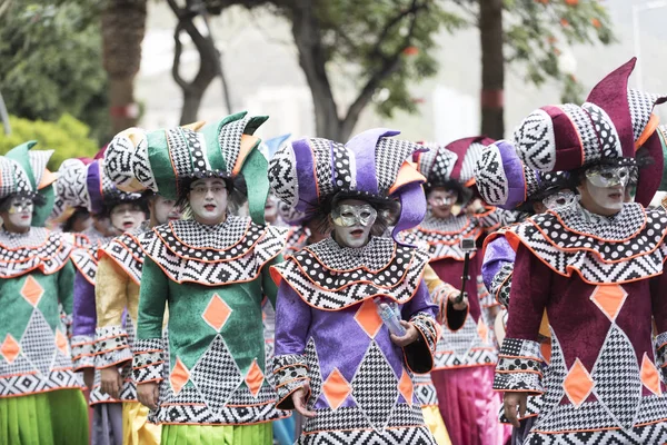 TENERIFE, 28 DE FEBRERO: Personajes y grupos del carnaval — Foto de Stock