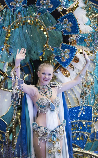 TENERIFE, FEVEREIRO 28: Personagens e grupos no carnaval — Fotografia de Stock