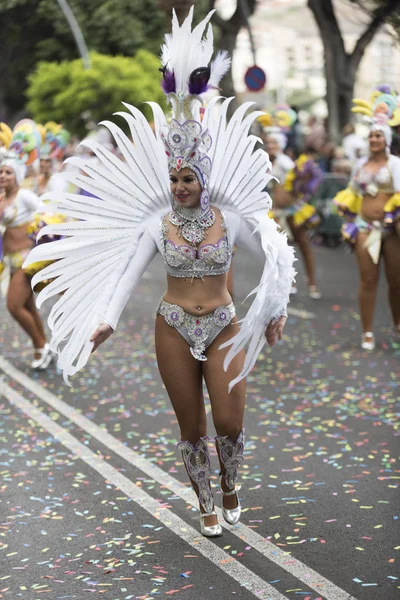 TENERIFE, FEVEREIRO 28: Personagens e grupos no carnaval — Fotografia de Stock