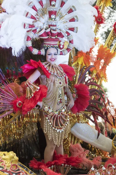 TENERIFE, FEVEREIRO 28: Personagens e grupos no carnaval — Fotografia de Stock