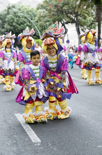 TENERIFE, FEVEREIRO 28: Personagens e grupos no carnaval — Fotografia de Stock