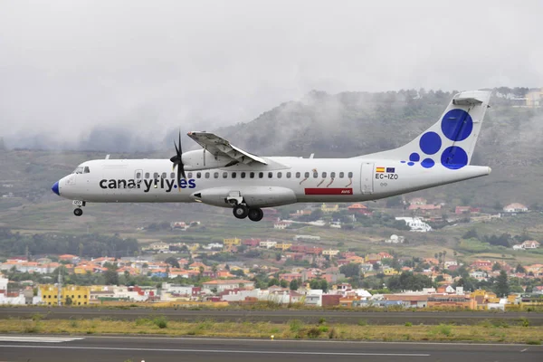 TENERIFE JULY 09: Plane landing, July 09, 2017, Tenerife — Stock Photo, Image