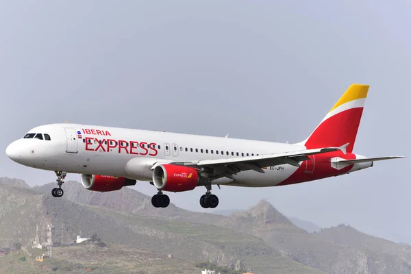 TENERIFE JULY 18: Plane landing, July 18, 2017, Tenerife (Canary — Stock Photo, Image