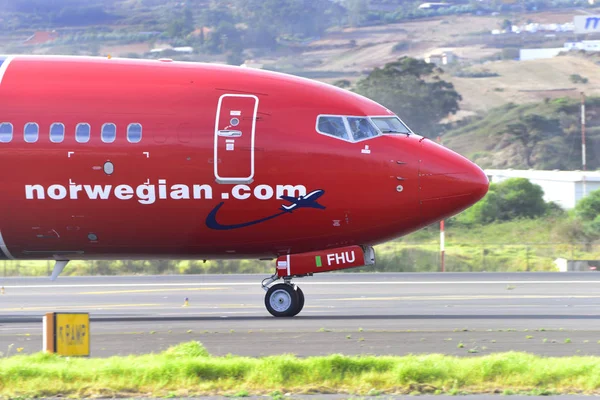 TENERIFE OCTOBER 26: Plane by taxiway, October 26, 2017, Tenerif — Stock Photo, Image