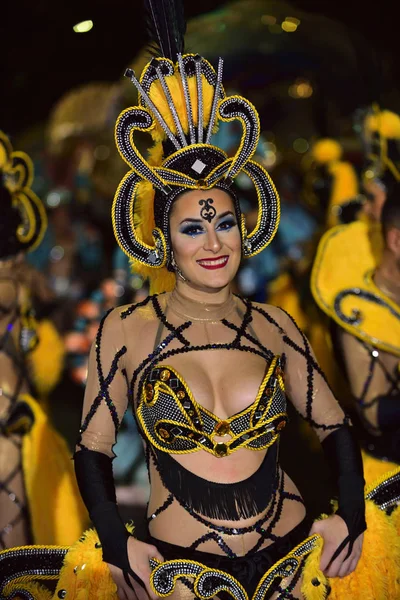 Tenerife, 10. února: Znaky a skupiny v karnevalu — Stock fotografie