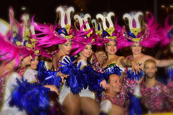 TENERIFE, 10 DE FEBRERO: Personajes y Grupos en el Carnaval — Foto de Stock