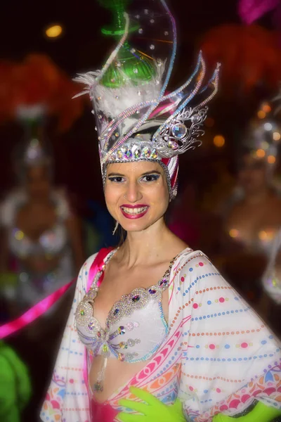 TENERIFE, FEVEREIRO 10: Personagens e Grupos no Carnaval — Fotografia de Stock