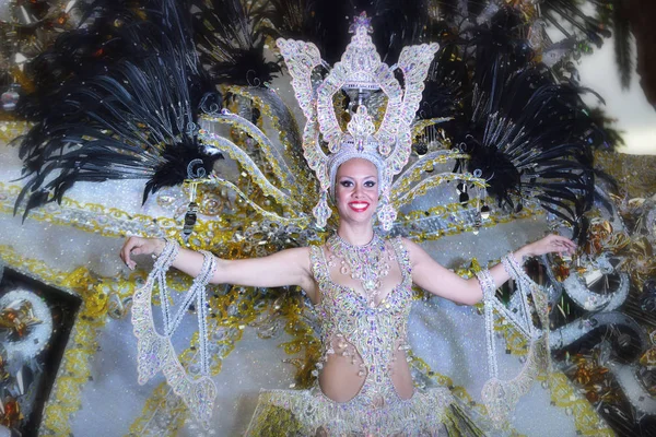 TENERIFE, FEVEREIRO 13: Personagens e grupos no Carnaval . — Fotografia de Stock