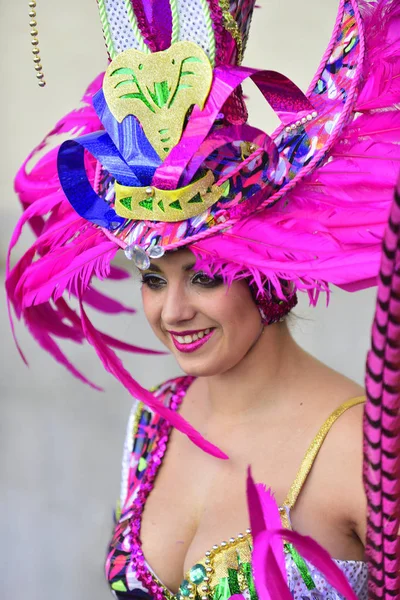 TENERIFE, 13 DE FEBRERO: Personajes y grupos en el Carnaval . — Foto de Stock