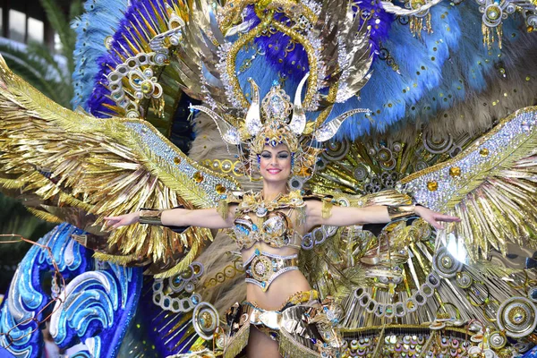 TENERIFE, FEVEREIRO 13, Personagens e grupos no Carnaval . — Fotografia de Stock