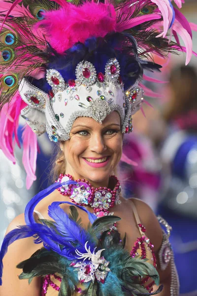 TENERIFE, FEBRUARY 13, Characters and groups in the Carnival. — Stock Photo, Image