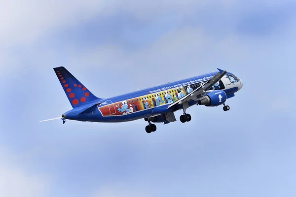 TENERIFE 10 DE ABRIL: avião decolando, com os Smurfs, 10 de abril , — Fotografia de Stock