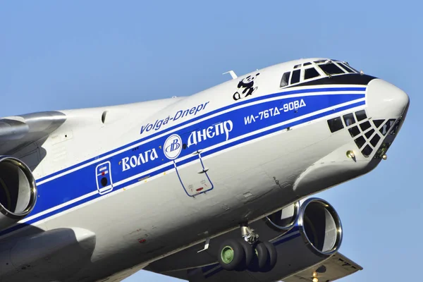 TENERIFE 25 ENE: Avión de carga IL-76, despegando desde Tenerife . —  Fotos de Stock