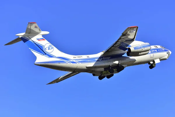 Teneriffa 25. Januar: Frachtflugzeug il-76, Start in Teneriffa. — Stockfoto