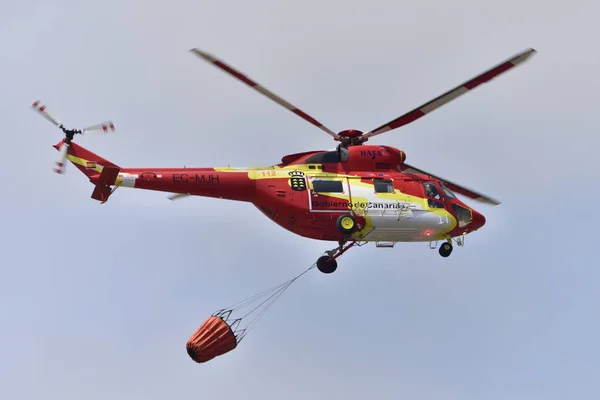 TENERIFE 10 DE ABRIL: Lucha contra incendios en helicóptero. 10 de abril de 2018, Tene — Foto de Stock