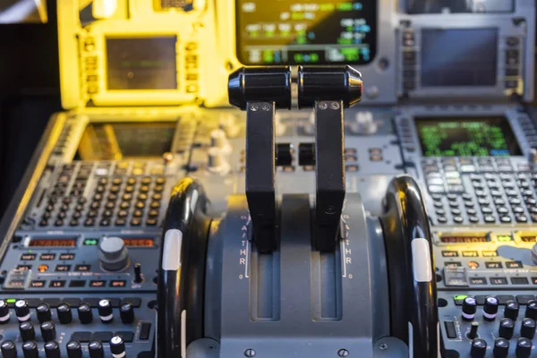 Egy Utasszállító Repülőgép Műszerfalát Nézd Pilótafülke Alatt Egy Utasszállító Repülőgépek — Stock Fotó
