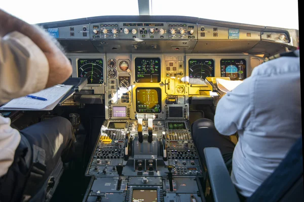 Egy Utasszállító Repülőgép Műszerfalát Nézd Pilótafülke Alatt Egy Utasszállító Repülőgépek — Stock Fotó