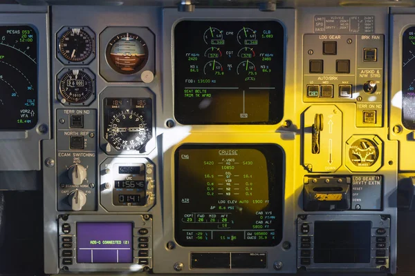 Cockpiten Ett Passagerarplan Visa Från Cockpit Flygningen Ett Passagerarflygplan — Stockfoto