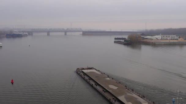 空中风景 一艘老拖船在黎明时分慢慢地把一艘驳船推下一条小河 浓雾从光滑的水面上美丽地扩散和反射出来 在河上工作的运输船 — 图库视频影像