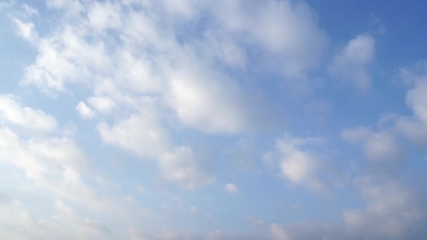 Kék Égnek Gyönyörű Fehér Felhő Tömege Van Tér Másolatával Felhők — Stock videók