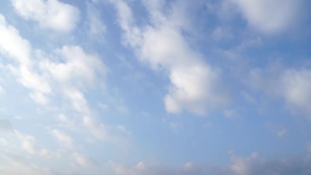Cielo Azul Tiene Una Hermosa Masa Nubes Blancas Con Una — Vídeo de stock