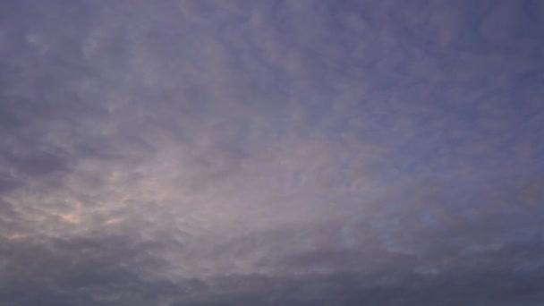 Mavi Gökyüzü Uzayın Bir Kopyasıyla Güzel Beyaz Bir Bulut Kütlesine — Stok video