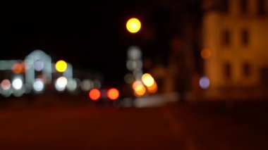 Büyük bir şehirde gece yollarda bulanık bokeh trafiği.