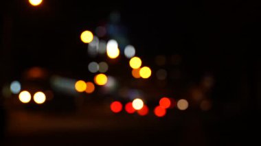 Büyük bir şehirde gece yolda trafik, bulanık bokeh